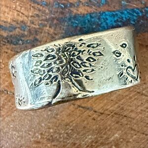 Jes MaHarry “Strength Ring” in yellow gold. New in box.